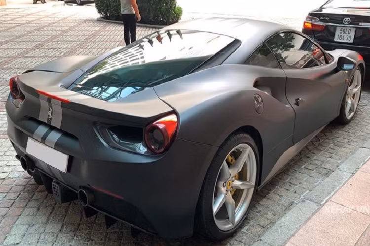 Là mẫu xe tiền nhiệm của 458 Italia, Ferrari 488 GTB có một số điểm khác biệt đáng chú ý như hệ thống đèn pha LED tinh xảo hơn so với đèn pha bi-xenon kết hợp LED định vị trên 458 Itali.