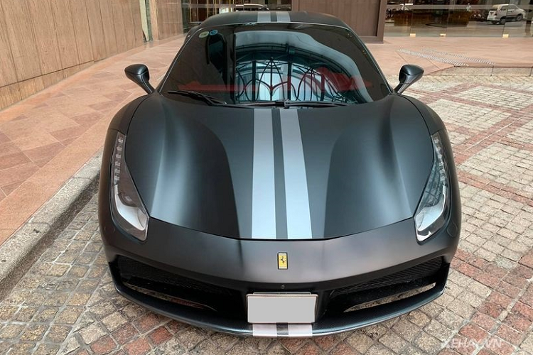 "Ngựa chồm" cưỡi trên bộ la-zăng năm chấu màu bạc nguyên bản, kích thước 20 inch cho cả bánh trước và bánh sau, đi kèm là hệ thống phanh hiệu suất với kẹp phanh màu vàng tương phản nổi bật và đĩa phanh gốm - carbon.