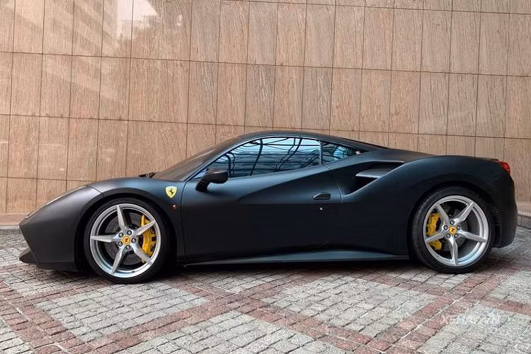 Ferrari 488 GTB được trang bị khối động cơ tăng áp kép V8 3.9 lít, sản sinh công suất 661 mã lực và mô-men xoắn cực đại 760 Nm.