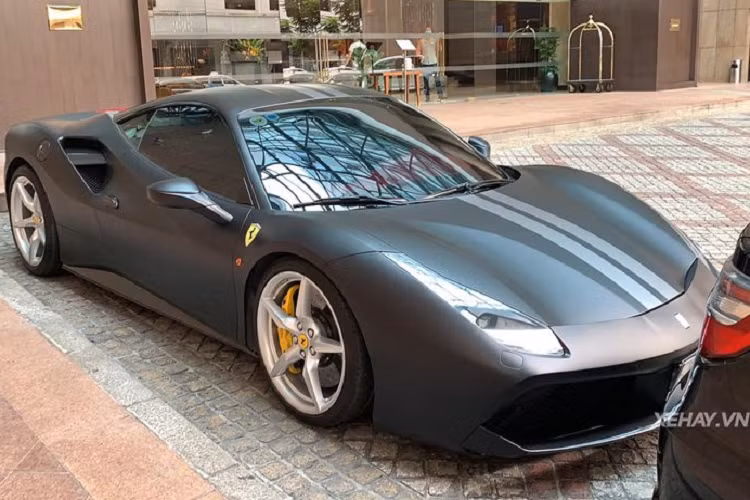 Kết hợp cùng hộp số ly hợp kép 7 cấp, 488 GTB chỉ mất khoảng 3 giây để tăng tốc từ 0 - 100 km/h trước khi đạt vận tốc tối đa 330 km/h. Giá xe Ferrari 488 GTB tại Việt Nam hiện khoảng hơn 10 tỷ đồng.