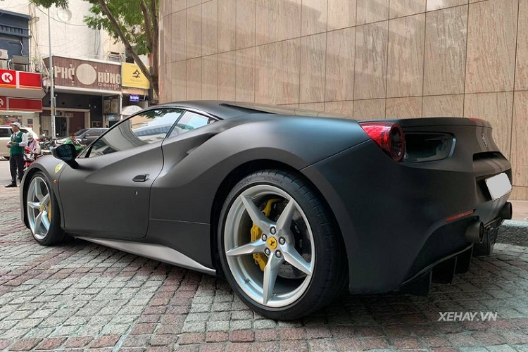 Để tăng thêm sự độc đáo và tính thẩm mỹ cho siêu xe Ý, chủ nhân trước của Ferrari 488 GTB bản độ này đã được nâng cấp thêm một số chi tiết bằng sợi carbon như ốp đèn, ốp hốc gió, tay nắm cửa và nắp bình xăng đến từ Novitec. Vật liệu sợi carbon cũng được ứng dụng khá nhiều trong cabin vừa để trang trí vừa giúp xe nhẹ hơn.
