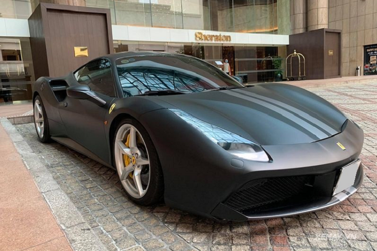 Vốn đã cuốn hút với thiết kế phóng khoáng, mạnh mẽ, siêu xe Ferrari 488 GTB càng trở nên "nam tính" và khỏe khoắn hơn với lớp màu đen lì bên ngoài, kết hợp cùng sọc kép trang trí kéo dài từ mũi xe ra tới bộ khuếch tán hầm hố phía sau.