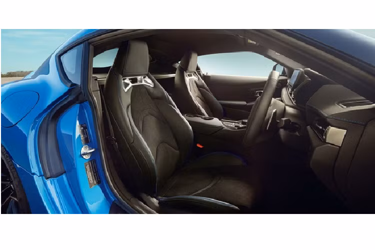 Nội thất của xe sử dụng các vật liệu cao cấp như Alcantara và da thật. Toàn bộ ghế, vô lăng, bảng táp-lô và ốp cửa được trang trí bằng các đường chỉ màu xanh tương phản. Phiên bản này khá tương đồng với chiếc Supra A91 Edition cho thị trường Bắc Mỹ, nhưng thiếu đi một số chi tiết như decal trên cột C hay cánh gió nhỏ bằng sợi carbon ở phía sau.