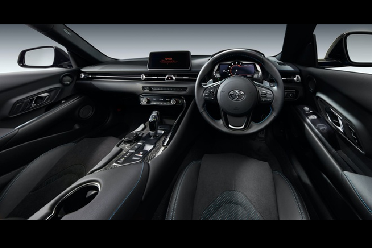 Toyota GR Supra RZ Horizon Blue Edition sở hữu màu sơn xanh đặc biệt kết hợp với các chi tiết màu đen mờ ở ốp tai gương chiếu hậu bên ngoài, líp cản trước, ốp hông và ốp cản sau. Xe được trang bị bộ mâm nhôm đúc kích thước 19 inch 5 chấu kép màu đen cùng kẹp phanh đỏ tương phản.