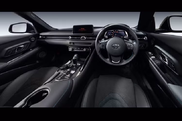 Toyota GR Supra RZ Horizon Blue Edition sở hữu màu sơn xanh đặc biệt kết hợp với các chi tiết màu đen mờ ở ốp tai gương chiếu hậu bên ngoài, líp cản trước, ốp hông và ốp cản sau. Xe được trang bị bộ mâm nhôm đúc kích thước 19 inch 5 chấu kép màu đen cùng kẹp phanh đỏ tương phản.