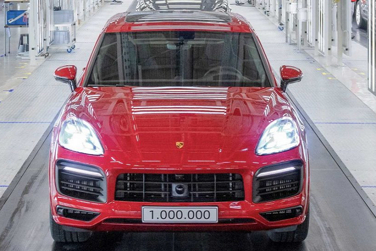 Chiếc Porsche Cayenne thứ 1 triệu thuộc bản cấu hình GTS, vừa lăn bánh khỏi dây chuyền sản xuất của mẫu xe này tại Bratislava, Slovakia. Xe sở hữu màu ngoại thất Carmine Red, được bán ra dưới dạng tùy chọn tốn phí. Màu sơn đặc biệt này chỉ có mặt trên Cayenne từ cấu hình GTS / GTS Coupe trở lên. Xe hiện đang bước qua những công đoạn kiểm tra cuối cùng trước khi lên đường về nhà chủ nhân của nó tại Đức.