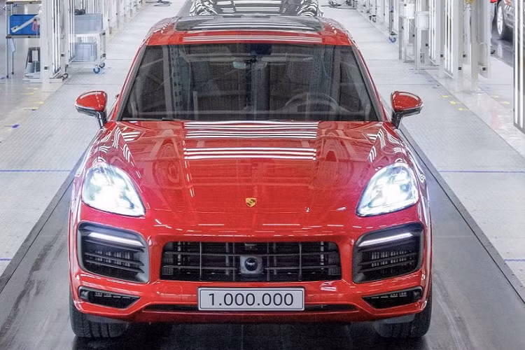 Chiếc Porsche Cayenne thứ 1 triệu thuộc bản cấu hình GTS, vừa lăn bánh khỏi dây chuyền sản xuất của mẫu xe này tại Bratislava, Slovakia. Xe sở hữu màu ngoại thất Carmine Red, được bán ra dưới dạng tùy chọn tốn phí. Màu sơn đặc biệt này chỉ có mặt trên Cayenne từ cấu hình GTS / GTS Coupe trở lên. Xe hiện đang bước qua những công đoạn kiểm tra cuối cùng trước khi lên đường về nhà chủ nhân của nó tại Đức.