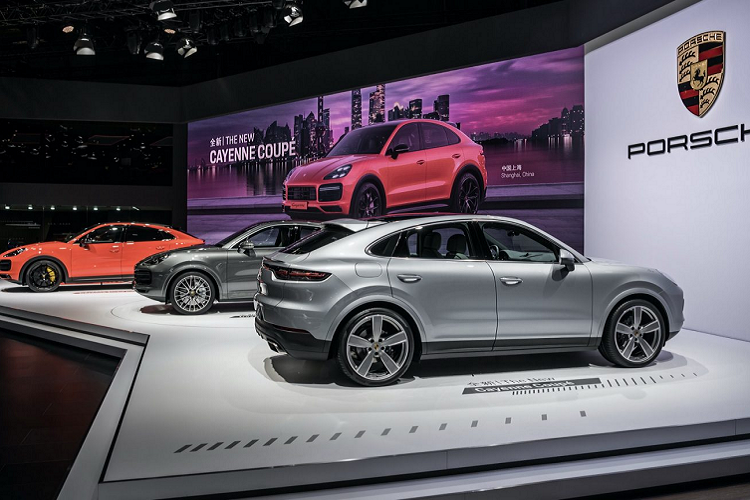 Ở thế hệ thứ ba, Porsche giới thiệu đến khách hàng biến thể Coupe với mui xe phía sau hạ thấp, giống với những gì người hâm mộ dòng xe này yêu cầu trong thời gian dài. “Với mẫu xe này, chúng tôi đã giới thiệu một chiếc xe có khả năng kết nối sự đa dụng của một chiếc SUV và sự thể thao của một chiếc Porsche rõ nét hơn”. Nhiều người cho rằng đây là thiết kế mà Porsche nên sử dụng từ đầu, tuy nhiên, Cayenne thường và Cayenne Coupe vẫn chứng minh rằng chúng ở hai phân khúc riêng biệt.