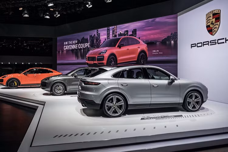 Ở thế hệ thứ ba, Porsche giới thiệu đến khách hàng biến thể Coupe với mui xe phía sau hạ thấp, giống với những gì người hâm mộ dòng xe này yêu cầu trong thời gian dài. “Với mẫu xe này, chúng tôi đã giới thiệu một chiếc xe có khả năng kết nối sự đa dụng của một chiếc SUV và sự thể thao của một chiếc Porsche rõ nét hơn”. Nhiều người cho rằng đây là thiết kế mà Porsche nên sử dụng từ đầu, tuy nhiên, Cayenne thường và Cayenne Coupe vẫn chứng minh rằng chúng ở hai phân khúc riêng biệt.