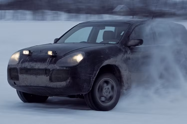 Câu chuyện về chiếc SUV đầu tiên của Porsche bắt đầu với đời xe 955, được ra mắt nhằm đánh vào một phân khúc hoàn toàn mới, nơi mà Porsche nghĩ sẽ giúp họ thoát khỏi khủng hoảng tài chính. Vào những năm 90, hãng xe dù đã ra mắt Boxster nhưng tình hình buôn bán vẫn không mấy khả quan.