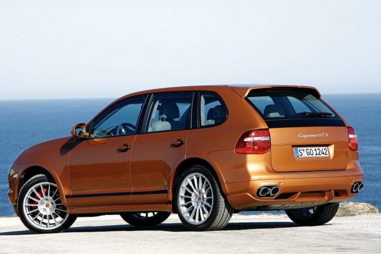 Dự án “Colorado” đã được khởi động với sự hợp tác của Porsche và Volkswagen với kết quả được hướng đến là “một mẫu xe có được sức mạnh và cảm giác lái tuyệt vời, đồng thời có thể thích hợp cho mọi loại địa hình. Một chiếc xe gia đình năm chỗ với DNA của Porsche, đó là thể thao”.