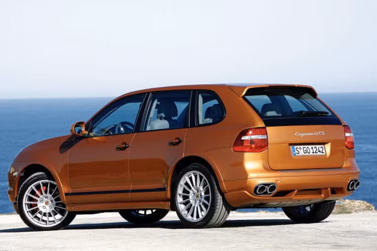 Dự án “Colorado” đã được khởi động với sự hợp tác của Porsche và Volkswagen với kết quả được hướng đến là “một mẫu xe có được sức mạnh và cảm giác lái tuyệt vời, đồng thời có thể thích hợp cho mọi loại địa hình. Một chiếc xe gia đình năm chỗ với DNA của Porsche, đó là thể thao”.