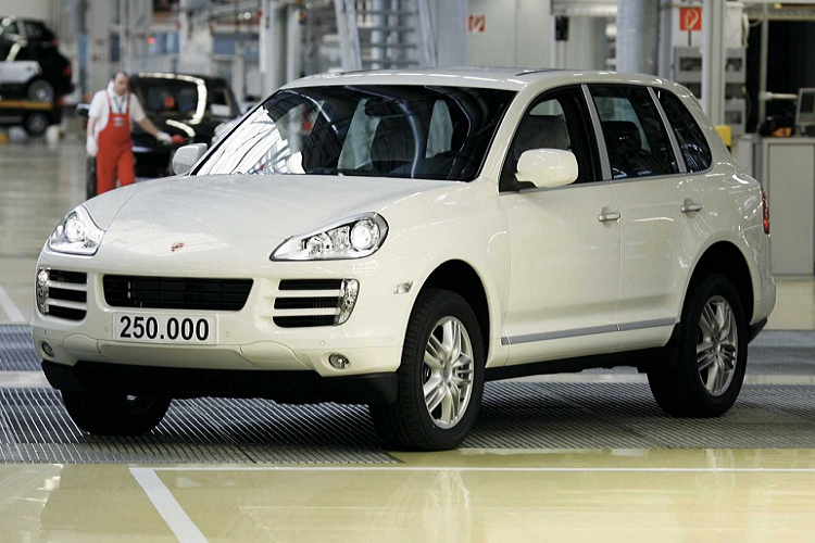 Cayenne được chọn làm tên xe và nó được giới thiệu trong Triển lãm ô tô thế giới Paris vào năm 2002. Ở thế hệ đầu tiên, Cayenne nhận được nhiều sự quan tâm từ thế giới cũng như bên trong công ty. Nó cũng không thua kém 911 là bao khi có được nhiều biến thể như bản tiêu chuẩn, bản S, Turbo, Turbo S hay GTS. Bản sử dụng động cơ diesel cũng được ra mắt vào năm 2009 và bán được rất nhiều ở thị trường Châu Âu.