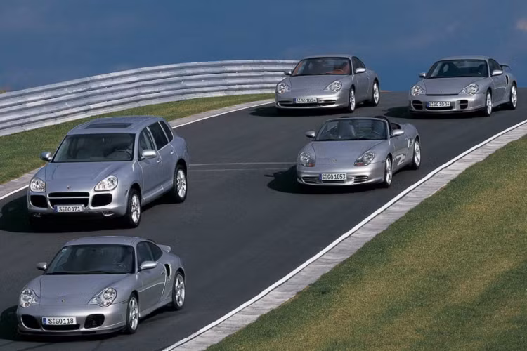 “Đó là một quyết định táo bạo khi chế tạo một chiếc SUV vào cuối những năm 1990, nhưng quyết định này có nghĩa là Porsche đã có thể vượt qua mọi kỳ vọng chỉ một thời gian ngắn sau đó”, Hans-Jurgen Wohler, cựu Giám đốc dòng sản phẩm của Porsche, nhớ lại. “Ferry Porsche từng nói rằng nếu chúng tôi chế tạo một chiếc xe địa hình phù hợp với những khái niệm về chất lượng của mình, nó chắc chắn sẽ bán rất chạy”.