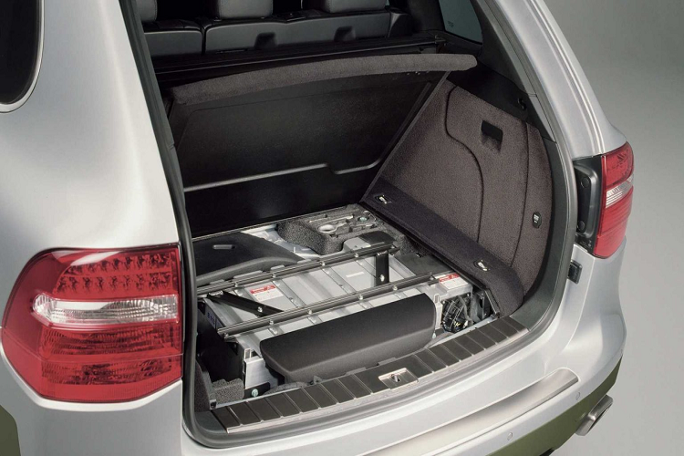 Đến thế hệ thứ hai, mẫu xe SUV Porsche Cayenne lớn hơn và có nhiều cải tiến như bộ đèn chiếu sáng của Carrera GT, đèn hậu đặt ngang, thiết kế thanh thoát hơn và nội thất được thiết kế lại hoàn toàn. Ở thế hệ này, xe nhẹ hơn đến 250 kg so với trước và mang đến cảm giác rộng rãi, thoải mái và dễ lái hơn rất nhiều. Đời xe này đánh dấu sự ra mắt của bản S Diesel, sử dụng động cơ V8 và bản S E-Hybrid, ra mắt vào năm 2014.