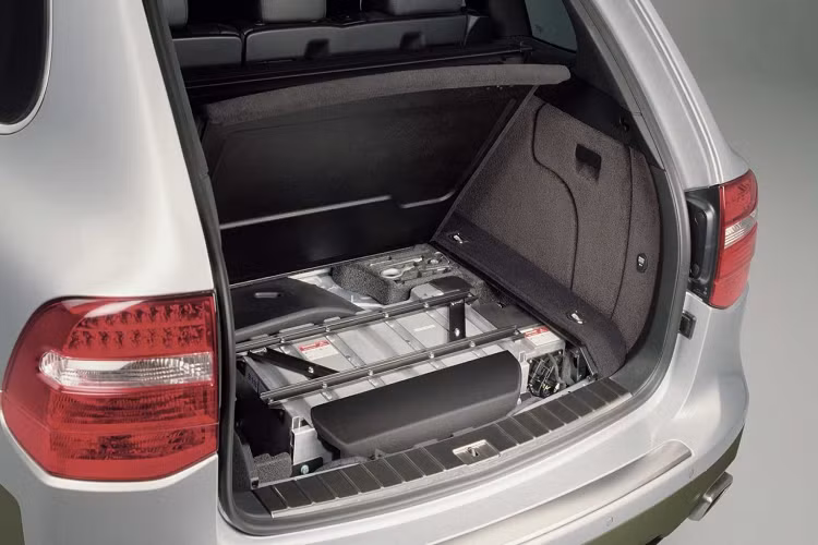 Đến thế hệ thứ hai, mẫu xe SUV Porsche Cayenne lớn hơn và có nhiều cải tiến như bộ đèn chiếu sáng của Carrera GT, đèn hậu đặt ngang, thiết kế thanh thoát hơn và nội thất được thiết kế lại hoàn toàn. Ở thế hệ này, xe nhẹ hơn đến 250 kg so với trước và mang đến cảm giác rộng rãi, thoải mái và dễ lái hơn rất nhiều. Đời xe này đánh dấu sự ra mắt của bản S Diesel, sử dụng động cơ V8 và bản S E-Hybrid, ra mắt vào năm 2014.