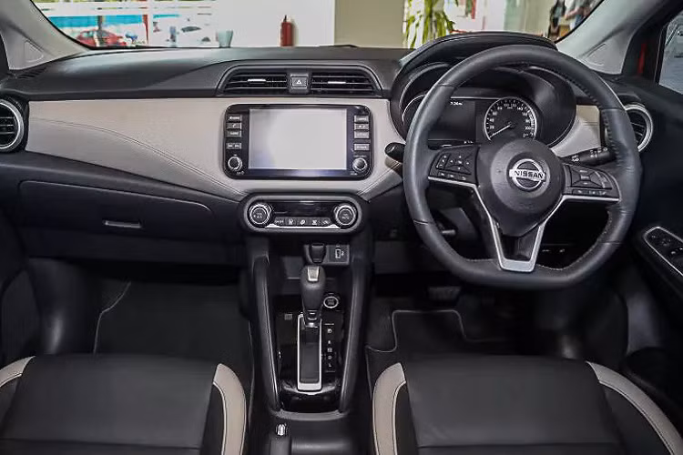 Bước sang thế hệ mới, Nissan Sunny 2020 đã “lột xác” toàn diện về thiết kế. Xe mang phong cách thiết kế trẻ trung và ấn tượng hơn so với thế hệ đàn anh trước đó. Xe thừa hưởng thiết kế ngoại thất từ đàn anh Altima thế hệ mới như: lưới tản nhiệt V-motion, cụm đèn pha mảnh hơn, đèn ban ngày và cụm đèn hậu phong cách boomerang, cột C kiểu dáng 3D. Bộ mâm hợp kim đa chấu có kích thước 15 inch, đèn pha/ sương mù/ hậu LED.