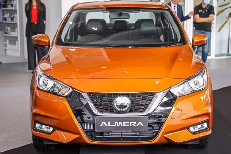 Nissan Sunny mới được lắp động cơ 3 xy-lanh thẳng hàng dung tích 1.0L (999cc) tăng áp công nghệ IG-TURBO (mã HR10DET) mang tỷ số nén 9,5: 1. Động cơ cho công suất tối đa 98,5 mã lực (100PS) tại 5.000 vòng/phút và mô-men xoắn cực đại 152 Nm có được từ dải vòng tua 2.400 - 4.000 vòng/phút.