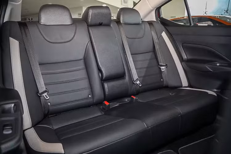 Nissan Sunny thế hệ mới sở hữu kích thước (DxRxC): 4.455 x 1.695 x 1.514 mm đi cùng với chiều dài cơ sở: 2.601 mm. Nhỉnh hơn nhiều so với đời trước (DxRxC): 4.425 x 1.695 x 1.500 mm &amp; chiều dài cơ sở: 2.600 mm. Tức dài hơn 30 mm, trong khi chiều dài cơ sở được giữ nguyên.