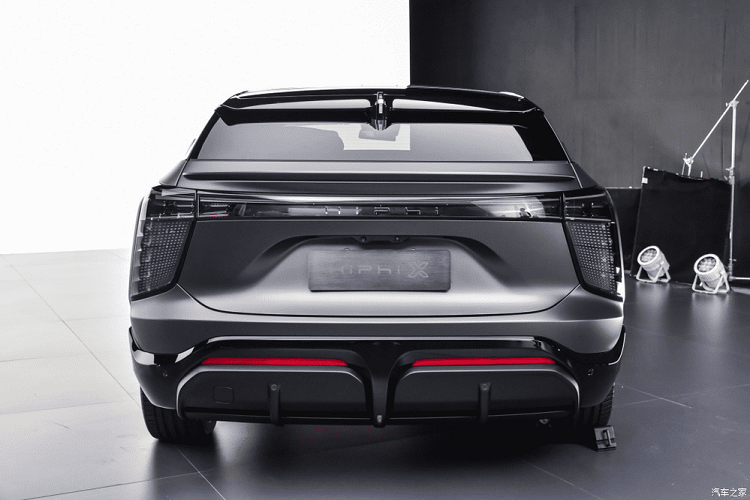 Màn hình cảm ứng trung tâm có cỡ 16,9 inch nằm dọc. Màn hình cảm ứng bên ghế lái phụ có cỡ 19,9 inch khổng lồ