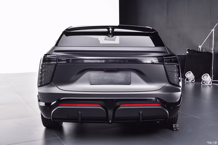 Màn hình cảm ứng trung tâm có cỡ 16,9 inch nằm dọc. Màn hình cảm ứng bên ghế lái phụ có cỡ 19,9 inch khổng lồ