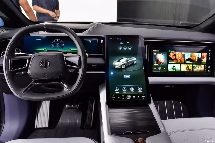 Bên cạnh đó, Human Horizons cũng khẳng định xe có trang bị cụm pin 97 kWh, cung cấp cự li di chuyển 630 km trên một lần sạc đầy theo chu trình NEDC, và hệ số lực cản chỉ 0,28 Cd.