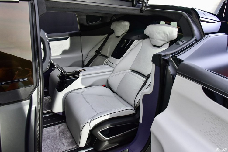 Những chi tiết thiết kế ấn tượng nhất của Human Horizons HiPhi X là hệ thống cửa tự sát phía sau với nóc xe mở cao. 