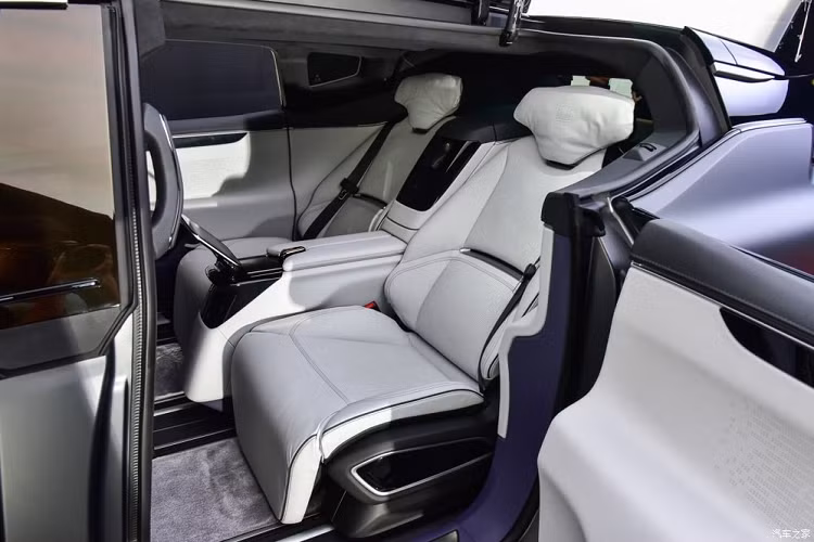 Những chi tiết thiết kế ấn tượng nhất của Human Horizons HiPhi X là hệ thống cửa tự sát phía sau với nóc xe mở cao. 