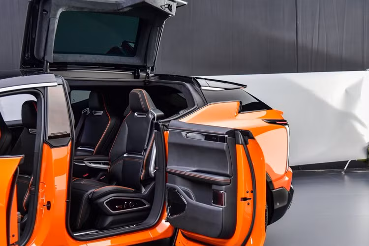 Nhà sản xuất gọi phần nóc đó là “cửa cánh”. Chưa hết, công ty xe điện gốc Thượng Hải còn kết hợp với Microsoft để phát triển một hệ thống trí tuệ nhân tạo mới gọi là HiPhiGo.