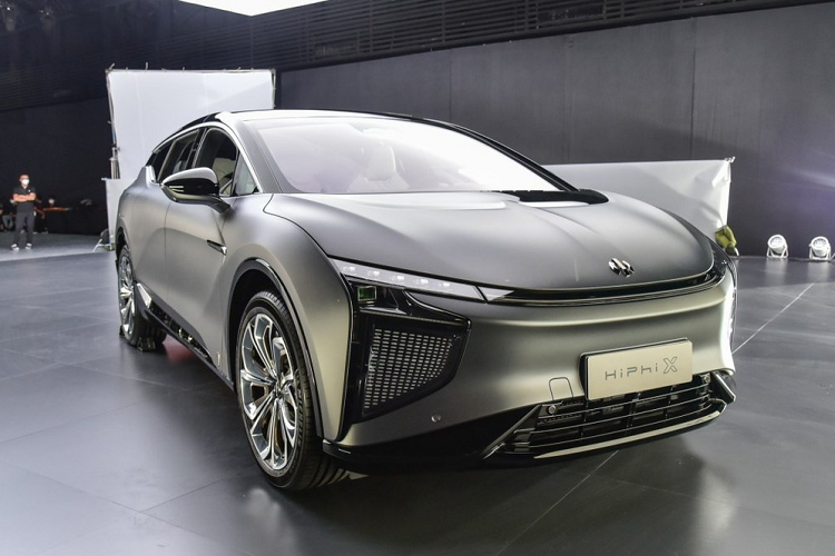 Xe điện Human Horizons HiPhi X mang thiết kế lai tạo cả MPV-SUV-Crossover. Nghe có vẻ như một mẫu concept, nhưng những gì chúng ta thấy ở đây là mẫu sản xuất thật. Từng thành phần tạo nên cái tên dài của mẫu xe này gồm tên công ty Human Horizons, tên thương hiệu HiPhi, và X là tên xe. Theo nhà sản xuất, HiPhi X sẽ được chế tạo ở Diêm Thành, tỉnh Giang Tô.