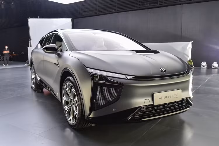 Xe điện Human Horizons HiPhi X mang thiết kế lai tạo cả MPV-SUV-Crossover. Nghe có vẻ như một mẫu concept, nhưng những gì chúng ta thấy ở đây là mẫu sản xuất thật. Từng thành phần tạo nên cái tên dài của mẫu xe này gồm tên công ty Human Horizons, tên thương hiệu HiPhi, và X là tên xe. Theo nhà sản xuất, HiPhi X sẽ được chế tạo ở Diêm Thành, tỉnh Giang Tô.