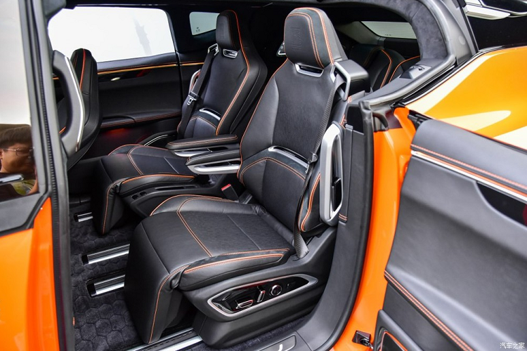 Trên khía cạnh kích thước, HiPhi X có chiều dài 5.200 mm, rộng 1.990 mm, cao 1.618 mm, trục cơ sở 3.150 mm và trọng lượng không tải 2.380 kg. Phiên bản tiêu chuẩn sẽ có lắp đặt 6 ghế ngồi phân làm 3 hàng, nhưng người mua cũng có thể lựa chọn cấu hình 4 ghế, với ghế cơ trưởng êm ái ở phía sau.