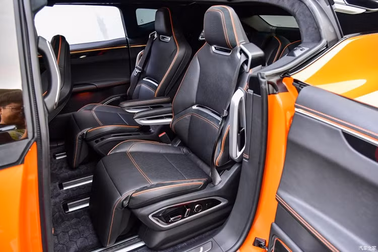 Trên khía cạnh kích thước, HiPhi X có chiều dài 5.200 mm, rộng 1.990 mm, cao 1.618 mm, trục cơ sở 3.150 mm và trọng lượng không tải 2.380 kg. Phiên bản tiêu chuẩn sẽ có lắp đặt 6 ghế ngồi phân làm 3 hàng, nhưng người mua cũng có thể lựa chọn cấu hình 4 ghế, với ghế cơ trưởng êm ái ở phía sau.