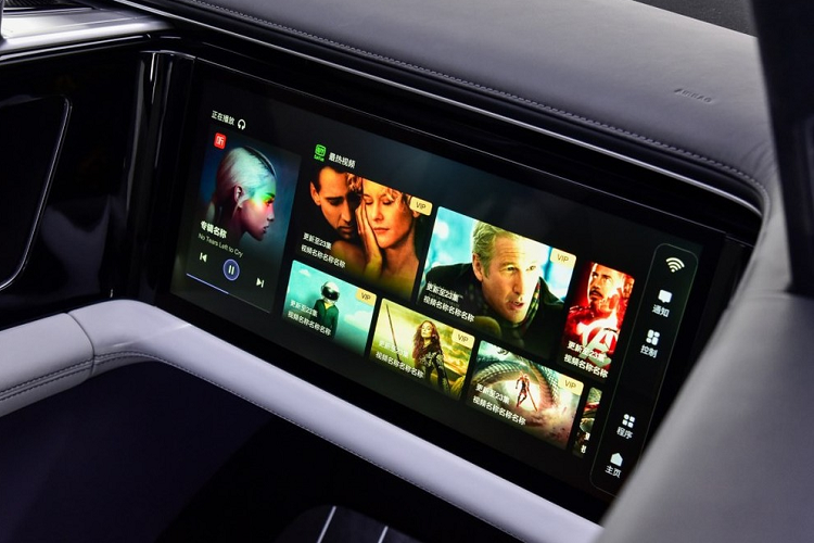 Cụ thể, nội thất xe có lắp đặt tới 3 màn hình lớn, một bảng đồng hồ kỹ thuật số cỡ 14,6 inch, một màn hình cảm ứng trung tâm cỡ 16,9 inch, và một màn hình cảm ứng nữa cỡ 19,9 inch bên ghế lái phụ.