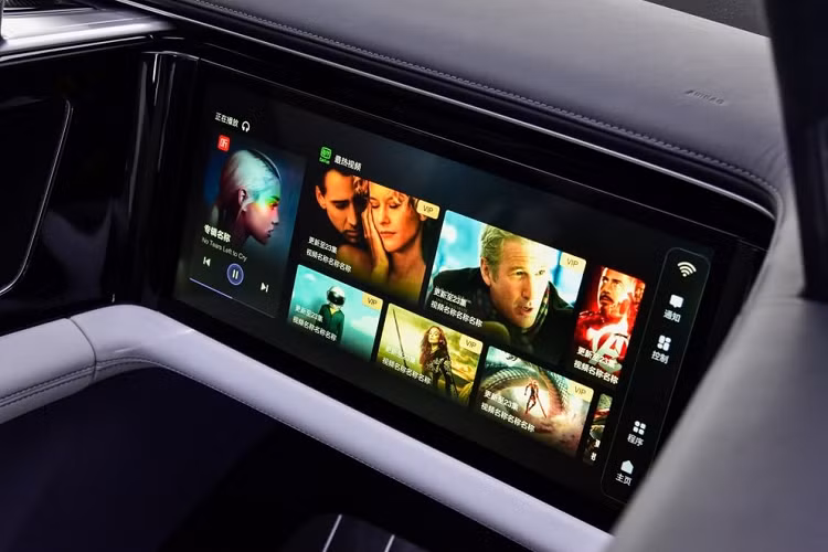 Cụ thể, nội thất xe có lắp đặt tới 3 màn hình lớn, một bảng đồng hồ kỹ thuật số cỡ 14,6 inch, một màn hình cảm ứng trung tâm cỡ 16,9 inch, và một màn hình cảm ứng nữa cỡ 19,9 inch bên ghế lái phụ.