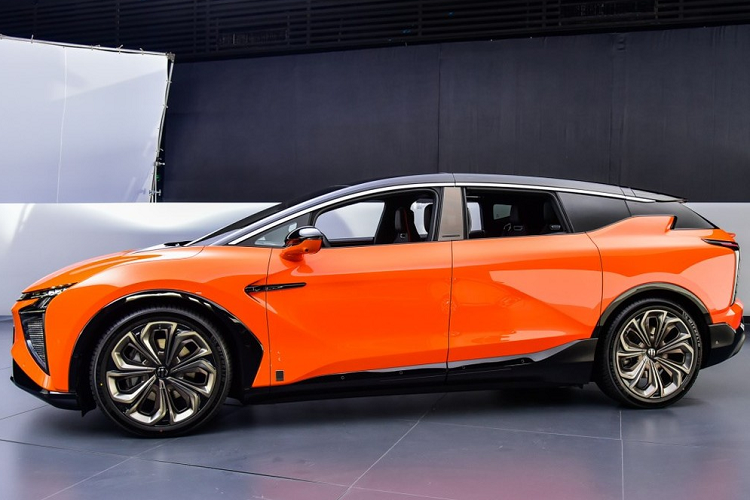 Cuối cùng, giá xe Human Horizons HiPhi X có mức khởi điểm 680.000 nhân dân tệ và kết thúc ở 800.000 nhân dân tệ (tương đương 2,3 – 2,7 tỷ đồng), và điều đó khiến HiPhi X trở thành mẫu xe do Trung Quốc sản xuất đắt nhất trên thị trường vào lúc này.