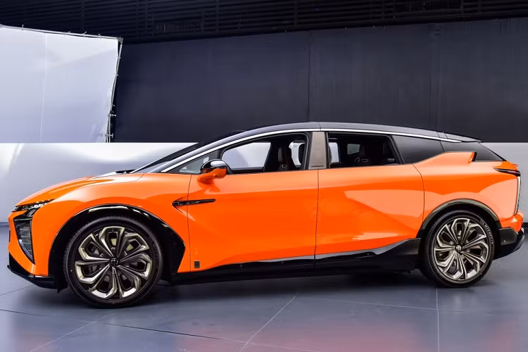 Cuối cùng, giá xe Human Horizons HiPhi X có mức khởi điểm 680.000 nhân dân tệ và kết thúc ở 800.000 nhân dân tệ (tương đương 2,3 – 2,7 tỷ đồng), và điều đó khiến HiPhi X trở thành mẫu xe do Trung Quốc sản xuất đắt nhất trên thị trường vào lúc này.