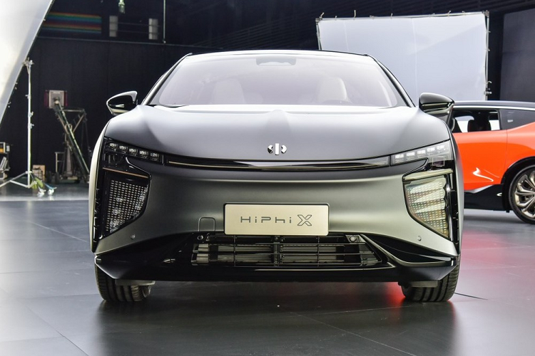HiPhi X trang bị một cặp mô tơ với tổng công suất 272 mã lực, một lắp trên trục trước và một ở trục sau. Thời gian gia tốc từ 0-100 km/h sẽ chỉ là 3,9 giây, và tốc độ tối đa của mẫu xe điện bóng mượt, dáng vẻ tương lai này là 200 km/h. 
