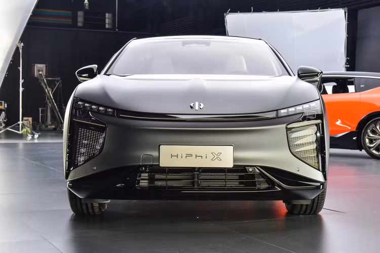 HiPhi X trang bị một cặp mô tơ với tổng công suất 272 mã lực, một lắp trên trục trước và một ở trục sau. Thời gian gia tốc từ 0-100 km/h sẽ chỉ là 3,9 giây, và tốc độ tối đa của mẫu xe điện bóng mượt, dáng vẻ tương lai này là 200 km/h. 