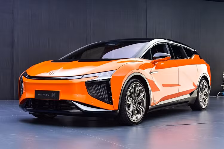 Khi nghĩ tới xe Trung Quốc, có lẽ ai cũng nghĩ ngay tới những chiếc xe giá rẻ, chất lượng kém với thiết kế nghèo nàn. Tuy nhiên, quan niệm này thực tế đã không còn chính xác, đặc biệt là khi nói đến những mẫu xe điện thế hệ mới, vô cùng tân tiến từ những thương hiệu mới như Human Horizons. Minh chứng chính là mẫu Human Horizons HiPhi X 2020 mới vừa được công bố giá bán chính thức tới cả trăm nghìn đô này.