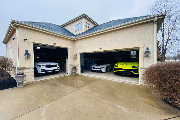 Siêu SUV Lamborghini Urus gây ấn tượng mạnh nhờ thiết kế hầm hố với lưới tản nhiệt lục giác sơn đen ở cản trước, tuy là mẫu siêu SUV đầu tiên của Lamborghini, Urus vẫn mang cho mình nét thiết kế góc cạnh nhưng không kém phần thể thao từ các mẫu xe đàn anh.