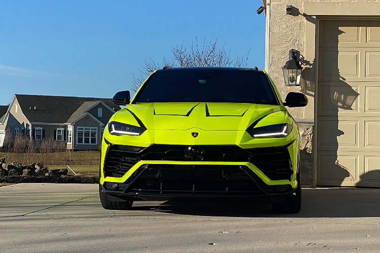 Sự ra đời của Lamborghini Urus chính là lời khẳng định đanh thép đến từ hãng xe Ý rằng họ thực sự nghiêm túc với việc tham gia vào phân khúc SUV đầy tính cạnh tranh hiện nay khi có sự tham gia của nhiều “ông lớn” như : Land Rover, Rolls-Royce, Bentley, Mercedes-Benz, BMW, Audi hay mới nhất là Aston Martin.