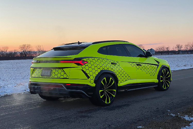 Chiếc Urus của anh Long Tran sở hữu lớp sơn ngoại thất nguyên bản trắng muốt tinh tế và từng được anh trang trí lại theo phong cách “rằn ri” độc đáo. Mới đây nhất, chiếc Urus này đã được anh Long Tran “lột xác” với diện mạo ấn tượng và cũng không kém phần nổi bật. Xe đã được đổi màu hoàn toàn từ gam màu trắng sang màu xanh neon đầy cá tính.