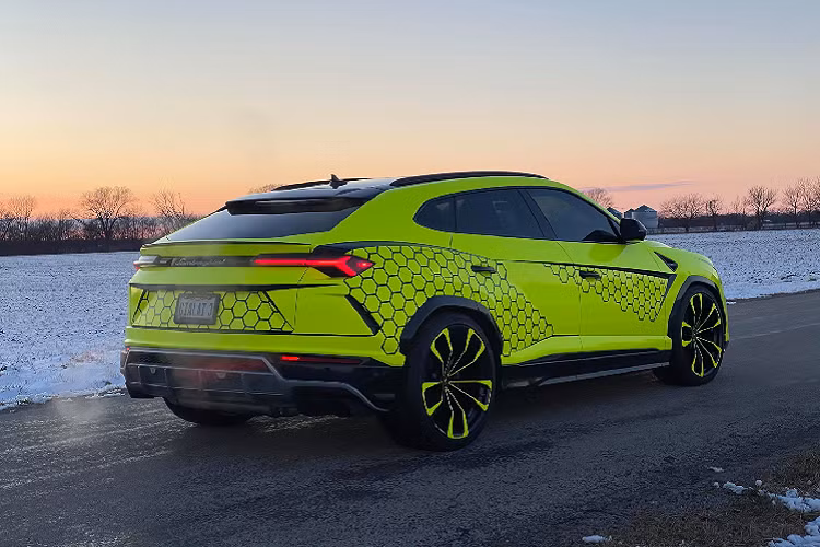 Chiếc Urus của anh Long Tran sở hữu lớp sơn ngoại thất nguyên bản trắng muốt tinh tế và từng được anh trang trí lại theo phong cách “rằn ri” độc đáo. Mới đây nhất, chiếc Urus này đã được anh Long Tran “lột xác” với diện mạo ấn tượng và cũng không kém phần nổi bật. Xe đã được đổi màu hoàn toàn từ gam màu trắng sang màu xanh neon đầy cá tính.