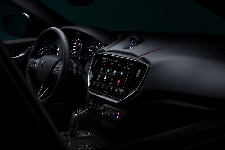 Về truyền động, Ghibli 2021 tiêu chuẩn vẫn được trang bị động cơ tăng áp kép V6 3.0L sản sinh công suất 345 mã lực và mô-men xoắn cực đại 500Nm, hoặc 424 mã lực và 580Nm.