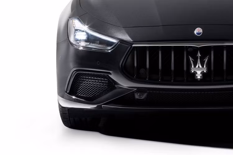 Ngoài ra, Maserati Ghibli 2021 còn có cụm đồng hồ đo kỹ thuật số 7 inch được nâng cấp với các đồng hồ đo analog với đồ họa mới. Cụm đồng hồ mới cũng đã loại bỏ hầu hết các chi tiết ốp nhựa trước đây và thay bằng kính chống lóa mắt, điều này mang đến cho xe một cái nhìn công nghệ cao hơn.