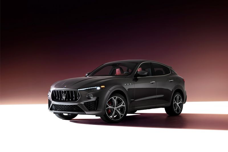 Bắt đầu với mẫu sedan giá cả phải chăng nhất, Maserati Ghibli 2021 mới được trang bị lưới tản nhiệt mới trông thanh lịch và đặc trưng hơn so với bản cũ. Phiên bản GranLusso sẽ có lưới tản nhiệt gồm các thanh dọc mạ crôm, trong khi ở bản GranSport, các thanh dọc đó được sơn đen piano.