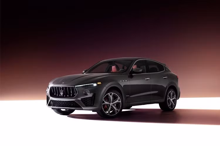 Bắt đầu với mẫu sedan giá cả phải chăng nhất, Maserati Ghibli 2021 mới được trang bị lưới tản nhiệt mới trông thanh lịch và đặc trưng hơn so với bản cũ. Phiên bản GranLusso sẽ có lưới tản nhiệt gồm các thanh dọc mạ crôm, trong khi ở bản GranSport, các thanh dọc đó được sơn đen piano.