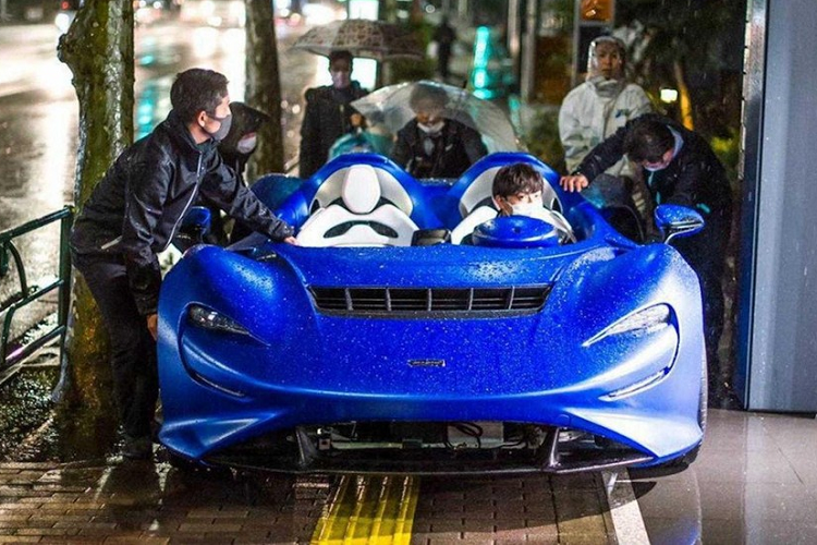 Qua những hình ảnh này, có thể thấy cảnh 5 người đàn ông "đánh vật" với chiếc siêu xe McLaren Elva màu xanh nhám trong cơn mưa lớn trên một con đường của thủ đô Tokyo, Nhật Bản. 1 người ngồi trong xe trong khi 4 người đàn ông khác gồng mình lên để đẩy chiếc McLaren Elva trên đường. Cuối cùng, chiếc McLaren Elva được đưa lên thùng sau ôtô tải.