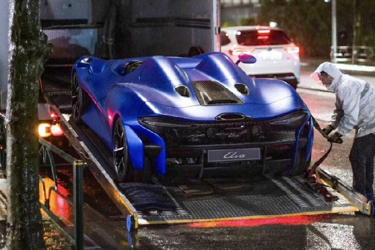 Điểm nhấn đáng chú ý nhất của siêu xe McLaren Elva mui trần nằm ở thiết kế không hề có nóc, kính lái hay cửa sổ. Nói cách khác, nếu đang đi trên đường mà trời mưa, người lái siêu xe mui trần này sẽ không được cái gì che chắn. Những hình ảnh dưới đây do nhiếp ảnh gia Syouken Photography chụp lại đã cho thấy rõ "cái khổ" ấy.